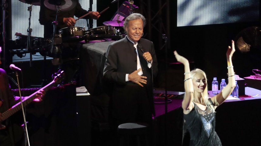 Задържаха Хулио Иглесиас на летището в Доминикана