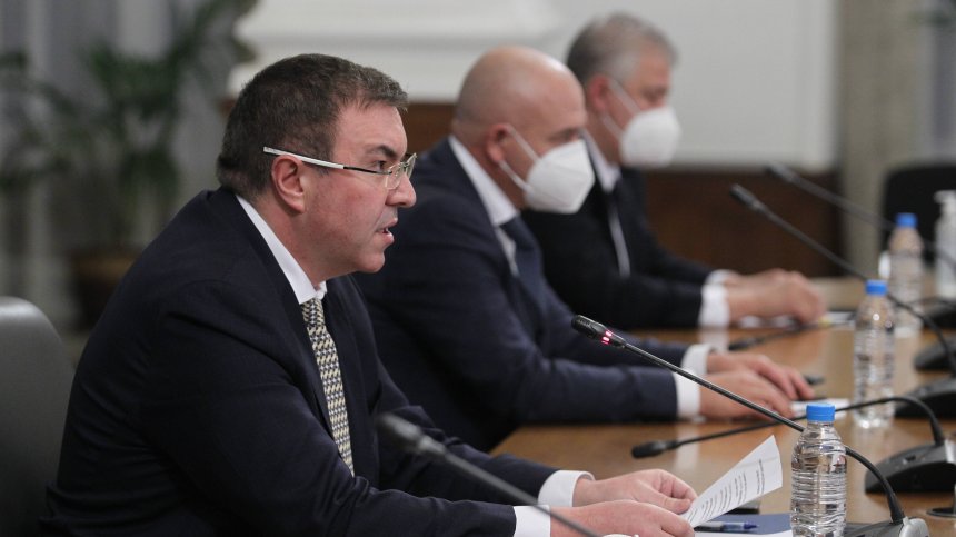 Ръст на заразените, спират "зелените коридори" заради липса на ваксини (ОБЗОР)