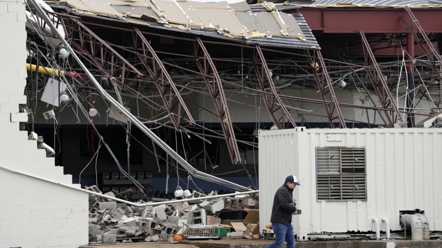 Жертви, изчезнали хора и десетки ранени след торнадото в Тенеси (+ВИДЕО)