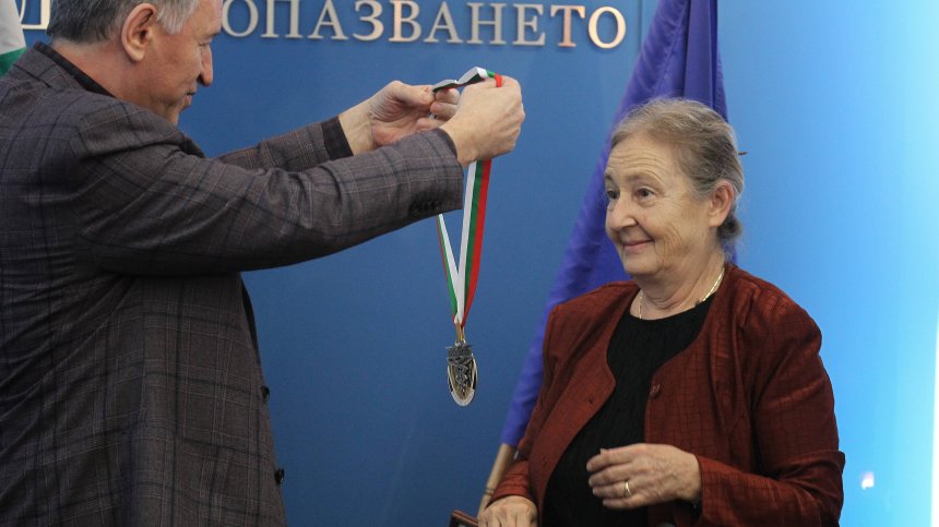 Кацаров връчи златен медал на проф. Мира Кожухарова