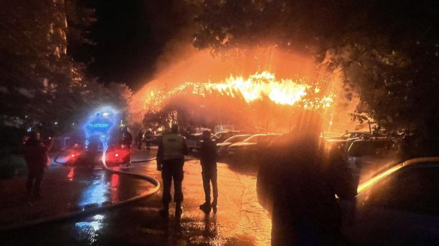 Голям пожар горя в сграда до училище в София