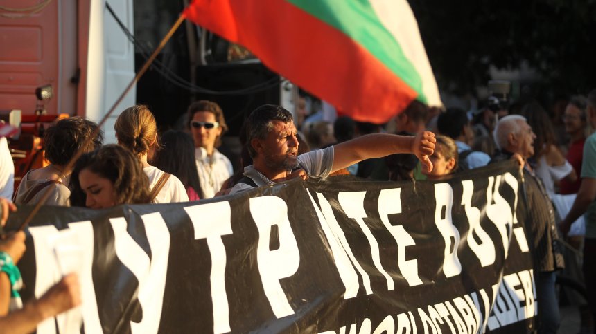 Ескалацията на напрежението пред БНТ и позицията на Дариткова