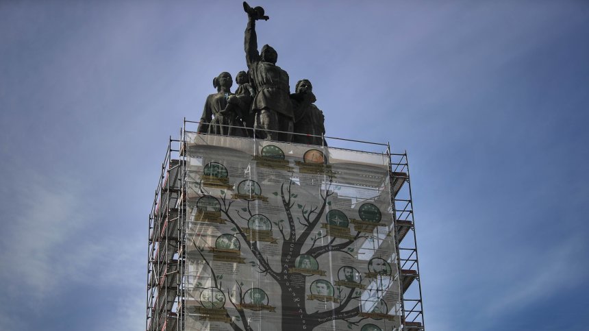 Ликовете на Левски, Ботев и други национални герои покриха Паметника на Съветската армия