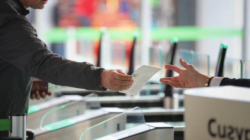 Край на опашките на летище София: Чекираме се за една секунда на смарт гишета