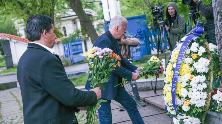Шефове и футболисти на "Левски" отдадоха почит към легендарния Гунди