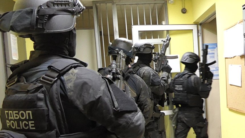 Служители на ГДБОП нахлуха в грешна къща във Видин, подават жалба срещу тях