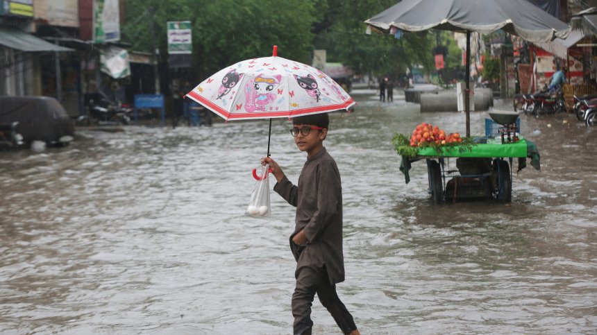Пакистан е под вода - падат сгради, ток убива хората, други се давят
