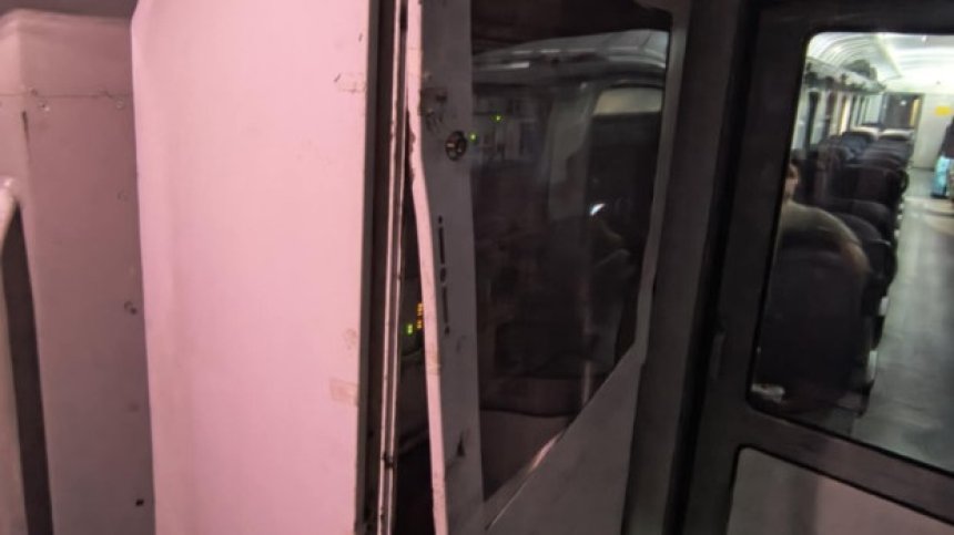 Влакове закъсняват с часове, кондуктори към пътници: "От вас не можем да пръднем"