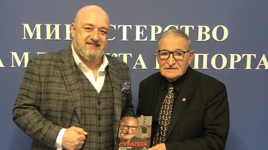 Кралев и Димитър Пенев обсъдиха ремонт на стадиона в Мировяне