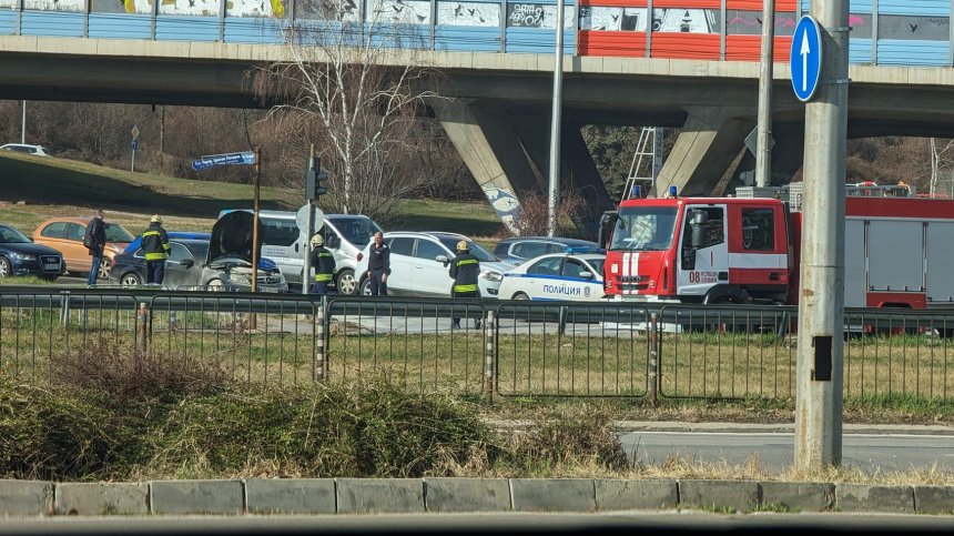Кола се запали по време на движение в София, друга се заби в тролей (+СНИМКИ)