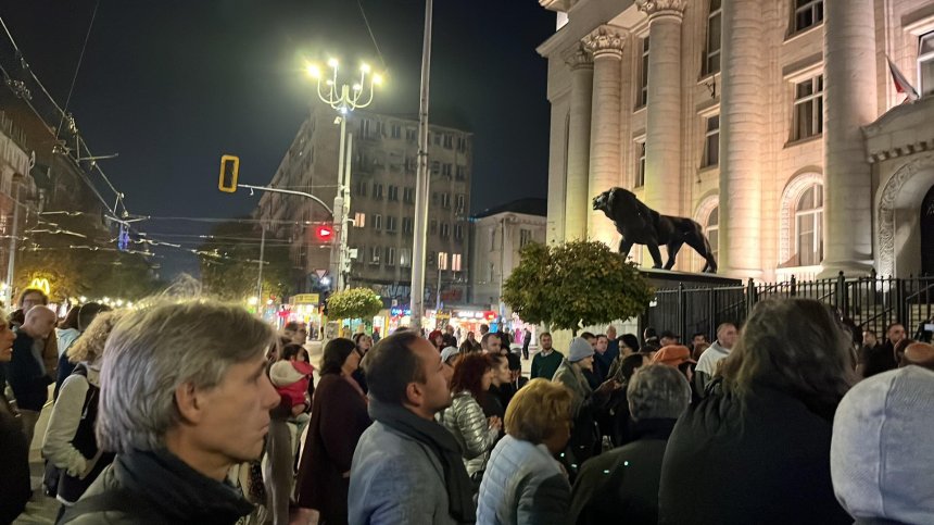 Близки и приятели протестират пред Съдебната палата за помилването на Иванчева и Петрова