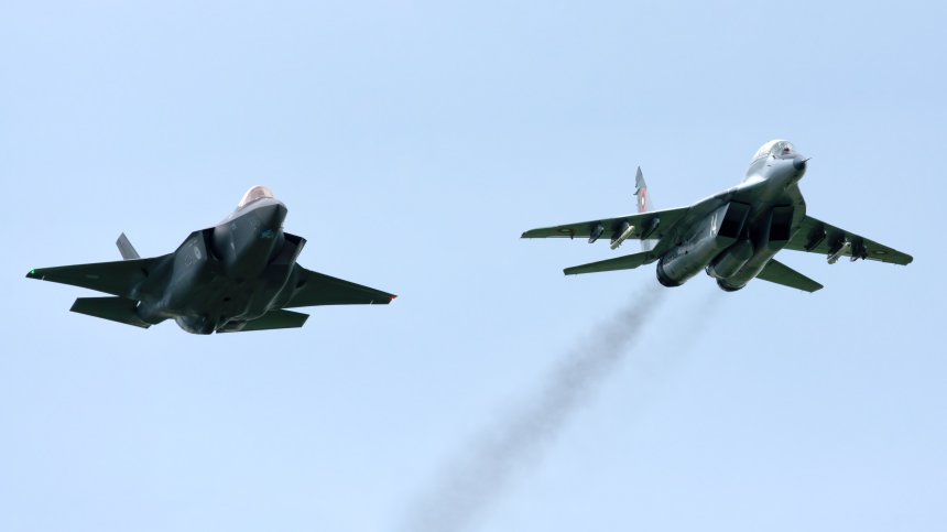 МО: Военновъздушните сили прихванаха и приземиха самолет нарушител