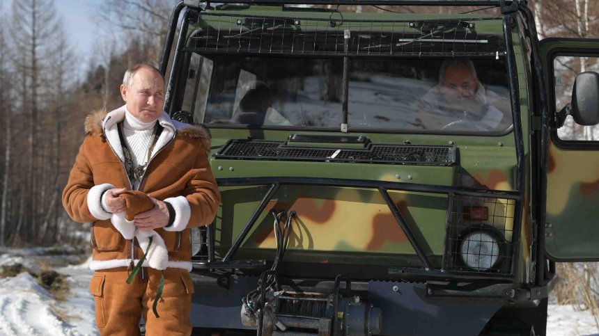 В стил Путин: Руският президент с емблематична снежна разходка в тайгата