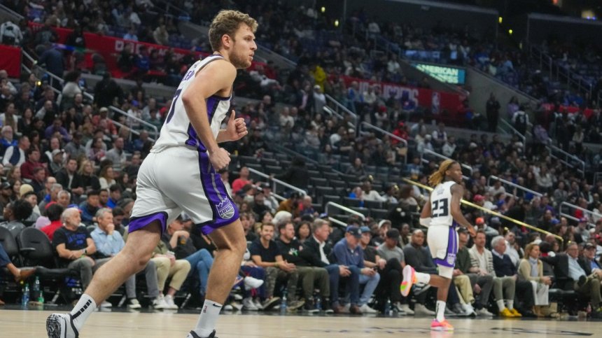 "Сакраменто" разби "Голдън Стейт Уориърс", Везенков се включи в края