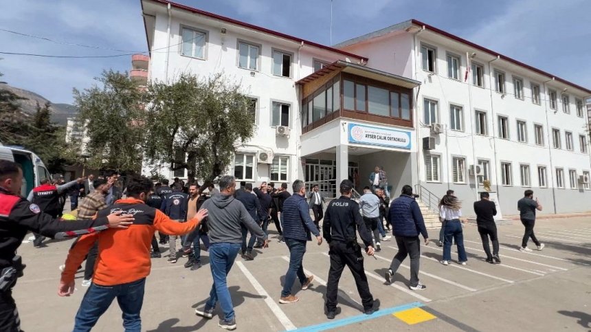 Най-малко 4 жертви и 20 ранени души при стрелбата в турско училище
