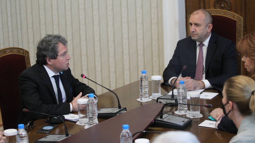 Томахавките са наполовина заровени, но условията за правителство не са малко