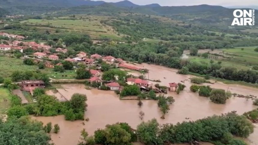 Хеликоптери доставят храната в Карловско, жителите през сълзи: Всичко замина