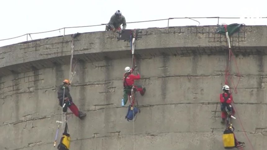 Активисти на "Грийнпийс" окупираха охладителната кула на ТЕЦ "Марица 3"