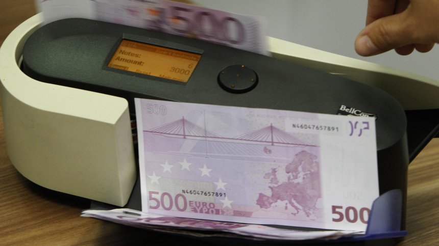 Финансов анализатор препоръча поетапно обръщане на левовете в евро