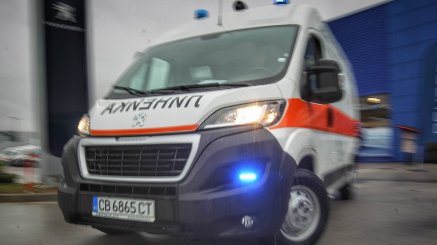 Тежка катастрофа край Котел: Камион падна в дере след сблъсък с лека кола