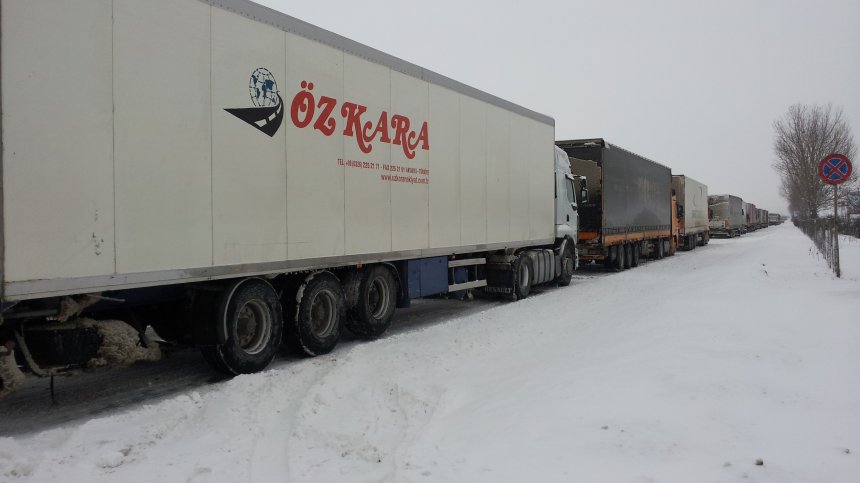 Заради снеговалежите и снегопочистването спряха движението за МПС над 12 т по "Тракия"