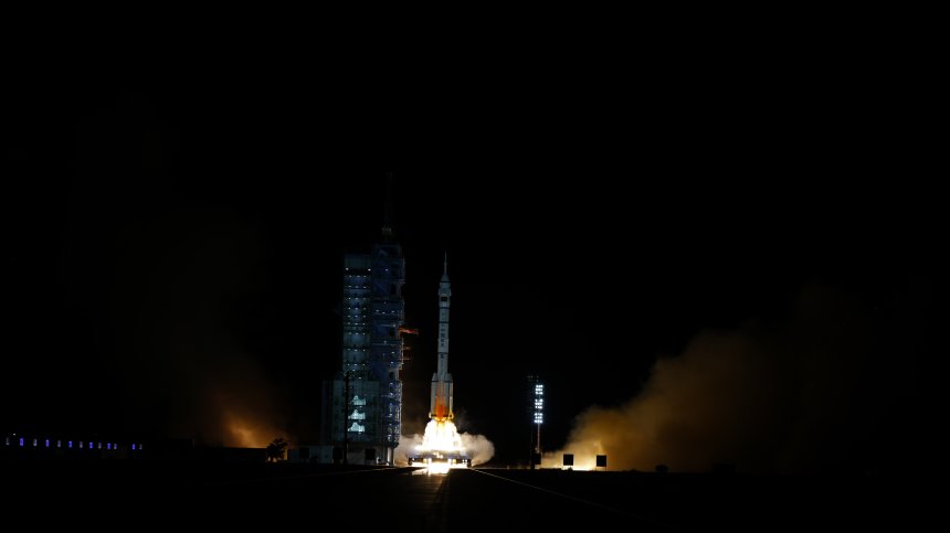 Китай изстреля успешно космически кораб "Шънджоу-14"