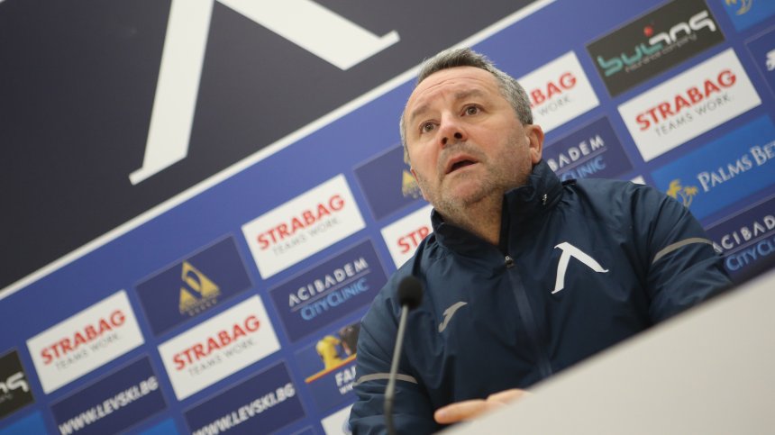 Приеха в болница треньора на "Левски" заради Ковид-19