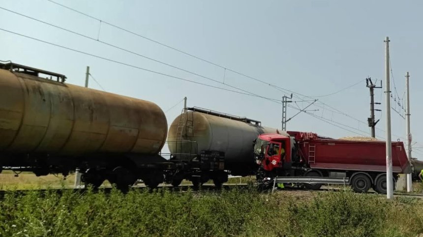 Влак и камион се сблъскаха на жп прелез в Шуменско