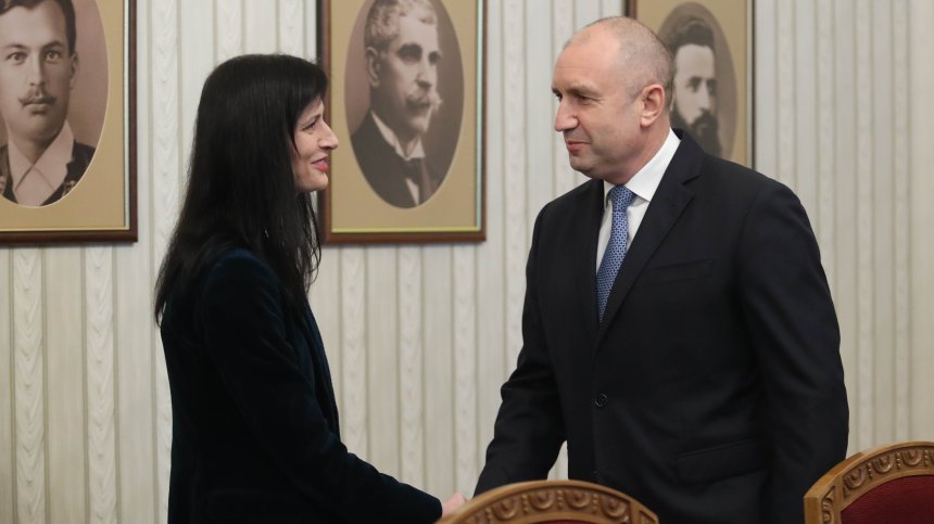Старт на консултациите при президента Радев, първи влязоха ГЕРБ-СДС