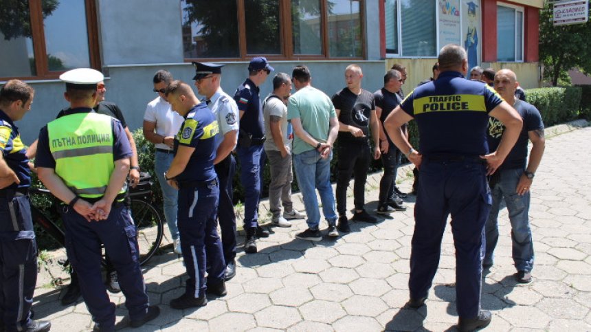Пожарникари и полицаи: Животът поскъпва, нямаме право на втора работа