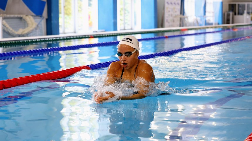 Рекорд и полуфинал за Тея Николова на Световното първенство по плуване в Сингапур