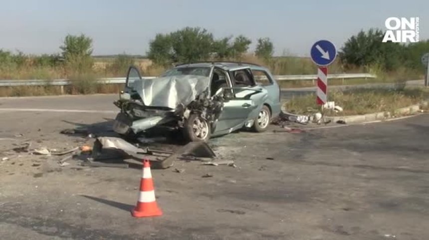 Шофьор е в болница след удар между кола и автобус на пътя Русе - Кубрат