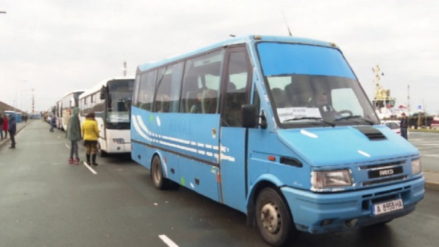 80 автобуса в Бургас чакат с часове за предаване на протоколите (ВИДЕО)
