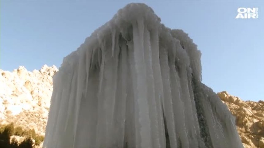 Стотици туристи бяха привлечени от замръзнал водопад в Северозападен Китай