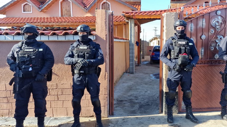 Арестуваха трима по време на домова кражба, хората искат постоянно полицейско присъствие