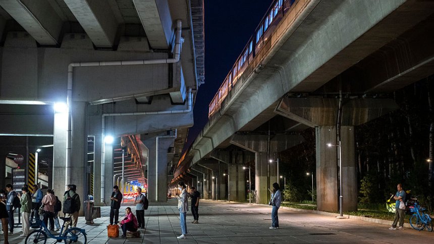 Трагедия в Китай: Влак премаза 11 железопътни работници