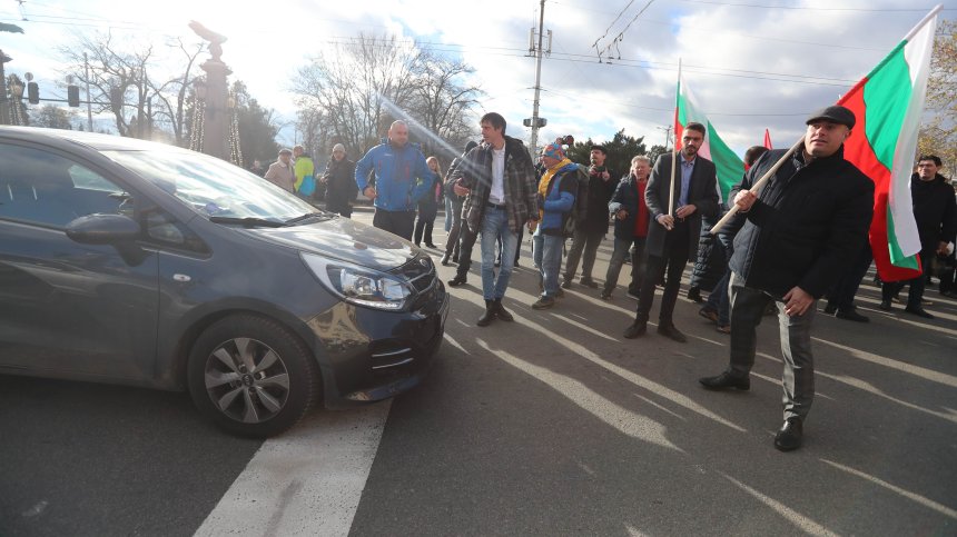 Протестиращи срещу демонтирането на Паметника на Съветската армия блокираха Орлов мост