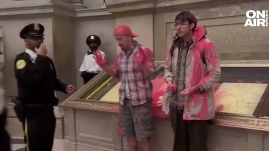 Евакуираха Националния архив на САЩ, двама посегнаха на Конституцията