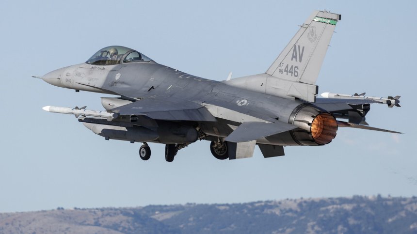 Украйна ще получи 42 американски изтребителя F-16 от Нидерландия
