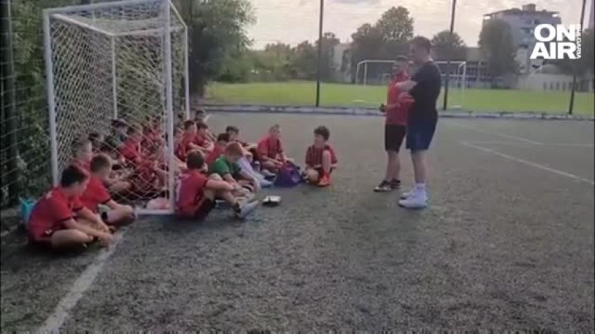 Легенда на "Астън Вила" зарадва децата в Русе с открита тренировка