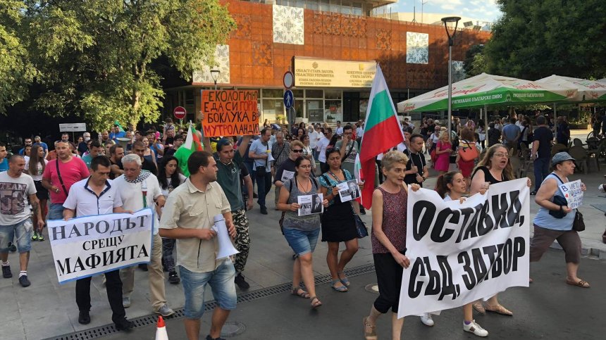 Протестите в страната продължават, с часове скандираха за оставка