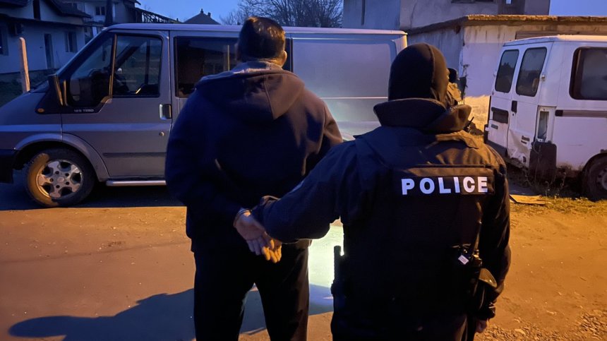 В Лом и Враца арестуваха шестима българи, издирвани от Италия за трафик на хора