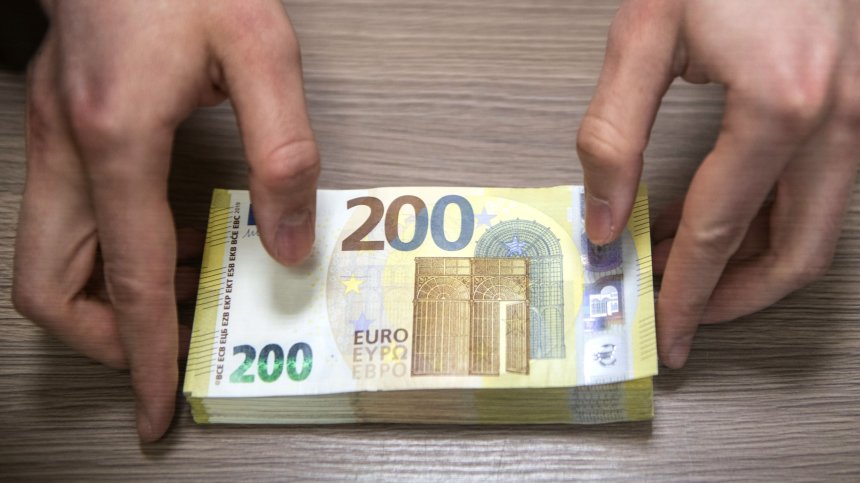 Еврото удари 20-годишно дъно, цените на газа достигнаха рекорден връх