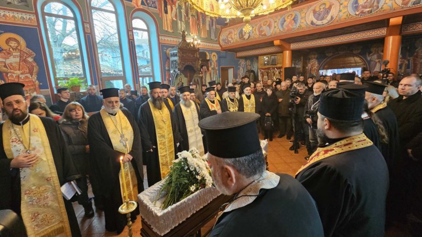 Стотици си взеха последно сбогом с отец Боян Саръев