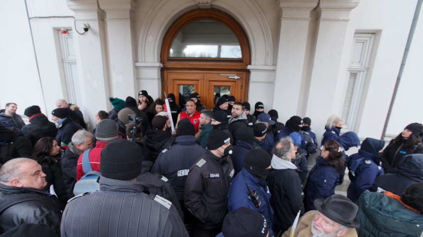 Политическата криза не е решена, протестът е първи стрес тест за правителството?