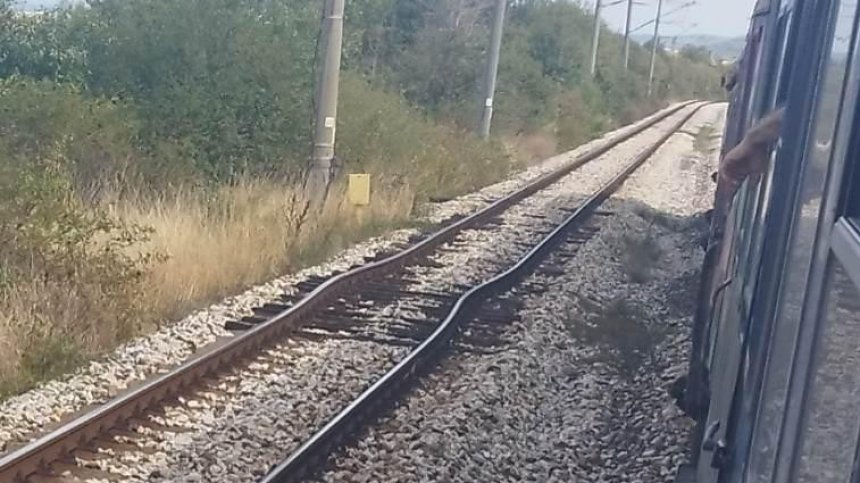 Влак спря насред полето заради "накъдрени" релси