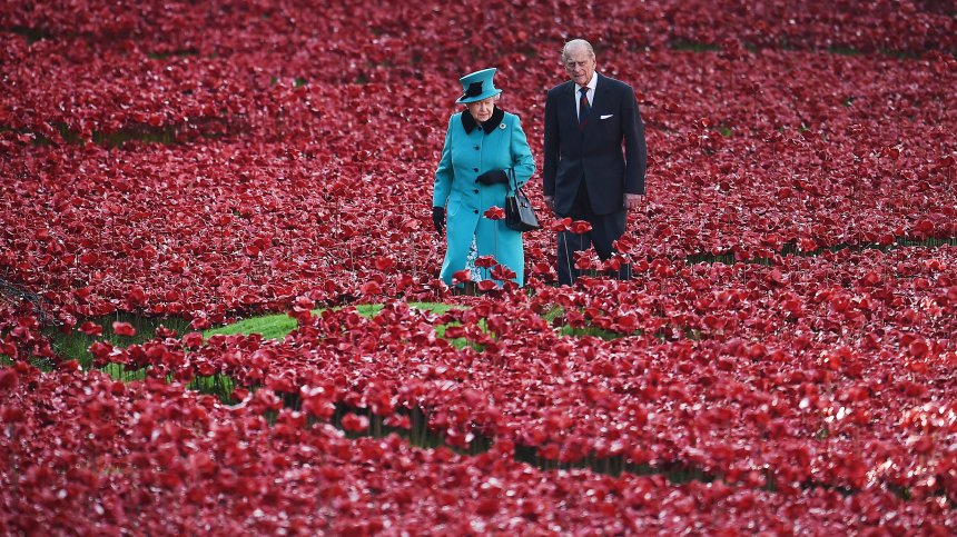 73 години брак: Принц Филип и кралица Елизабет II, която не погледна друг