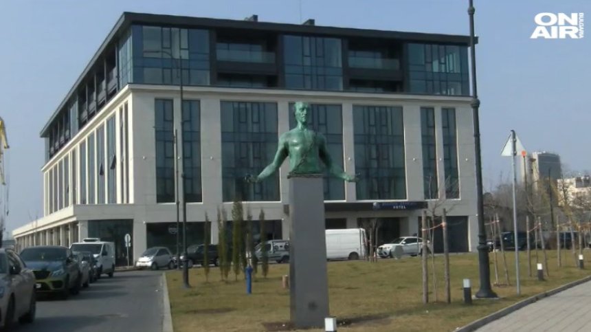 Митрополит Йоаникий скочи срещу скулптурата на Боян Мага
