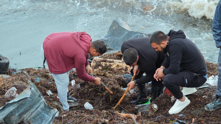 Златна треска в Царево: Морето изхвърли банкноти след потопа