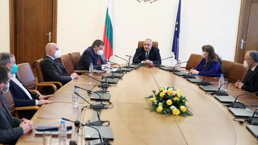 Правят до края на месеца е-регистър на желаещите да се ваксинират